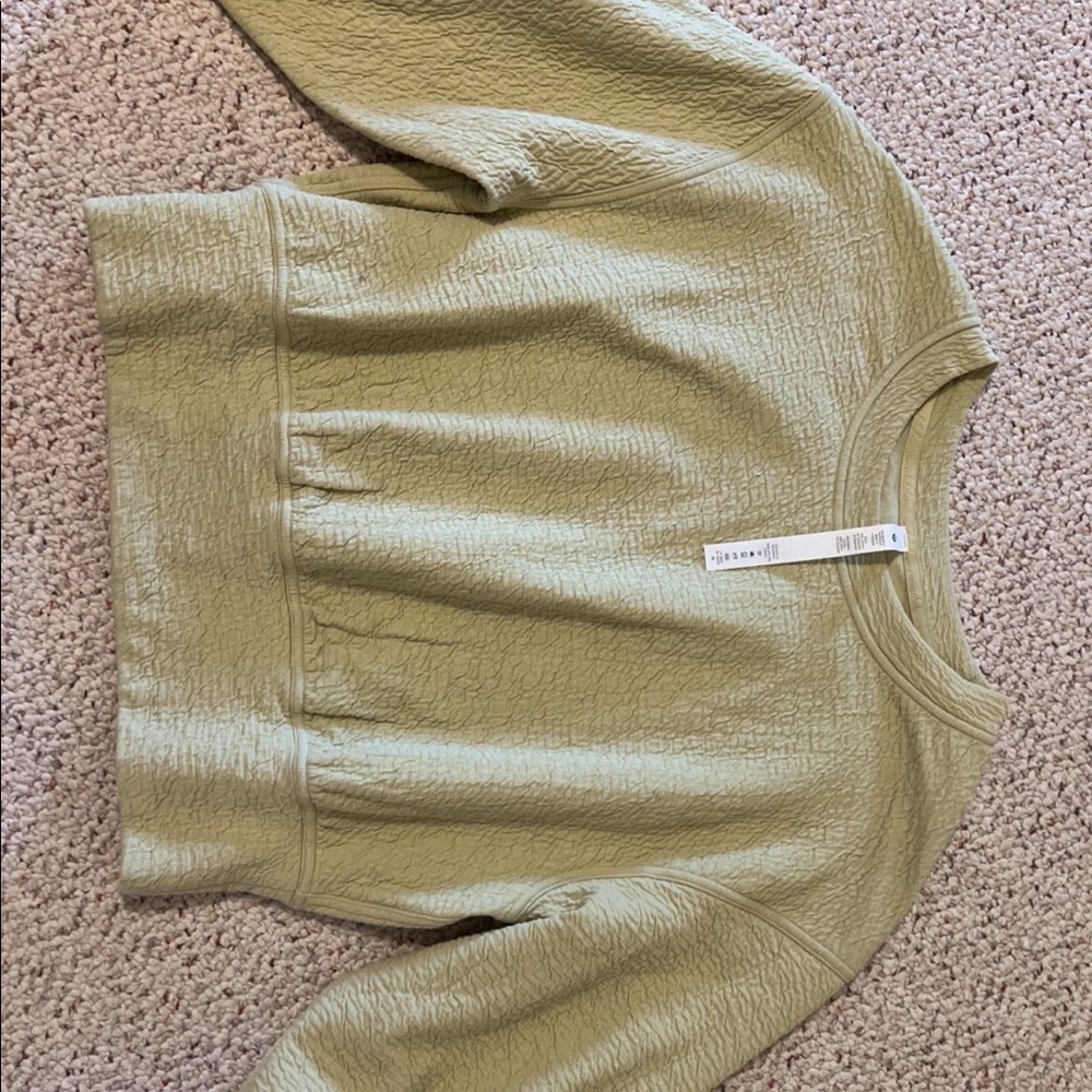 green lululemon sweatshirt